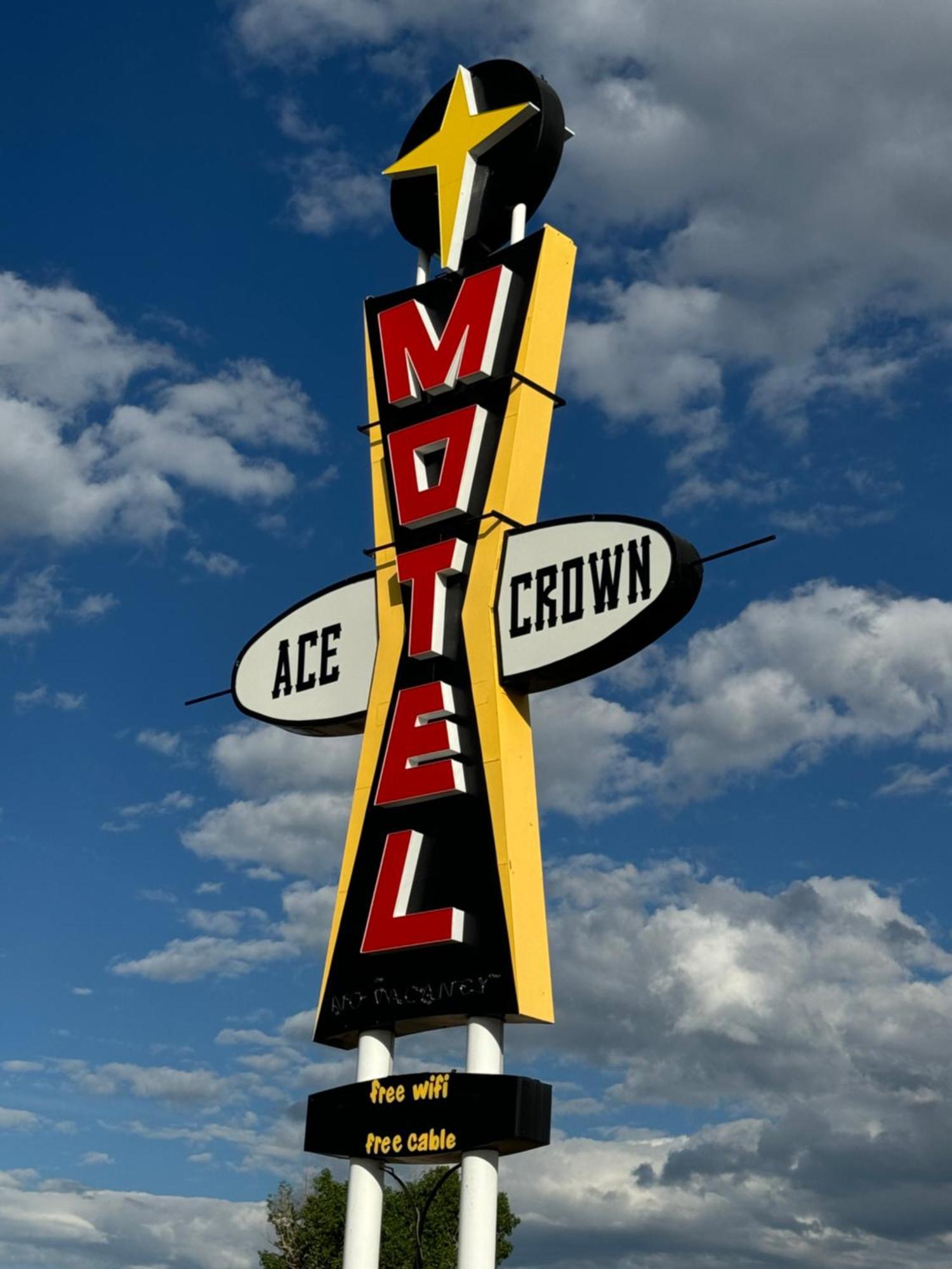 Ace Crown Motel Medicine Hat Exterior photo