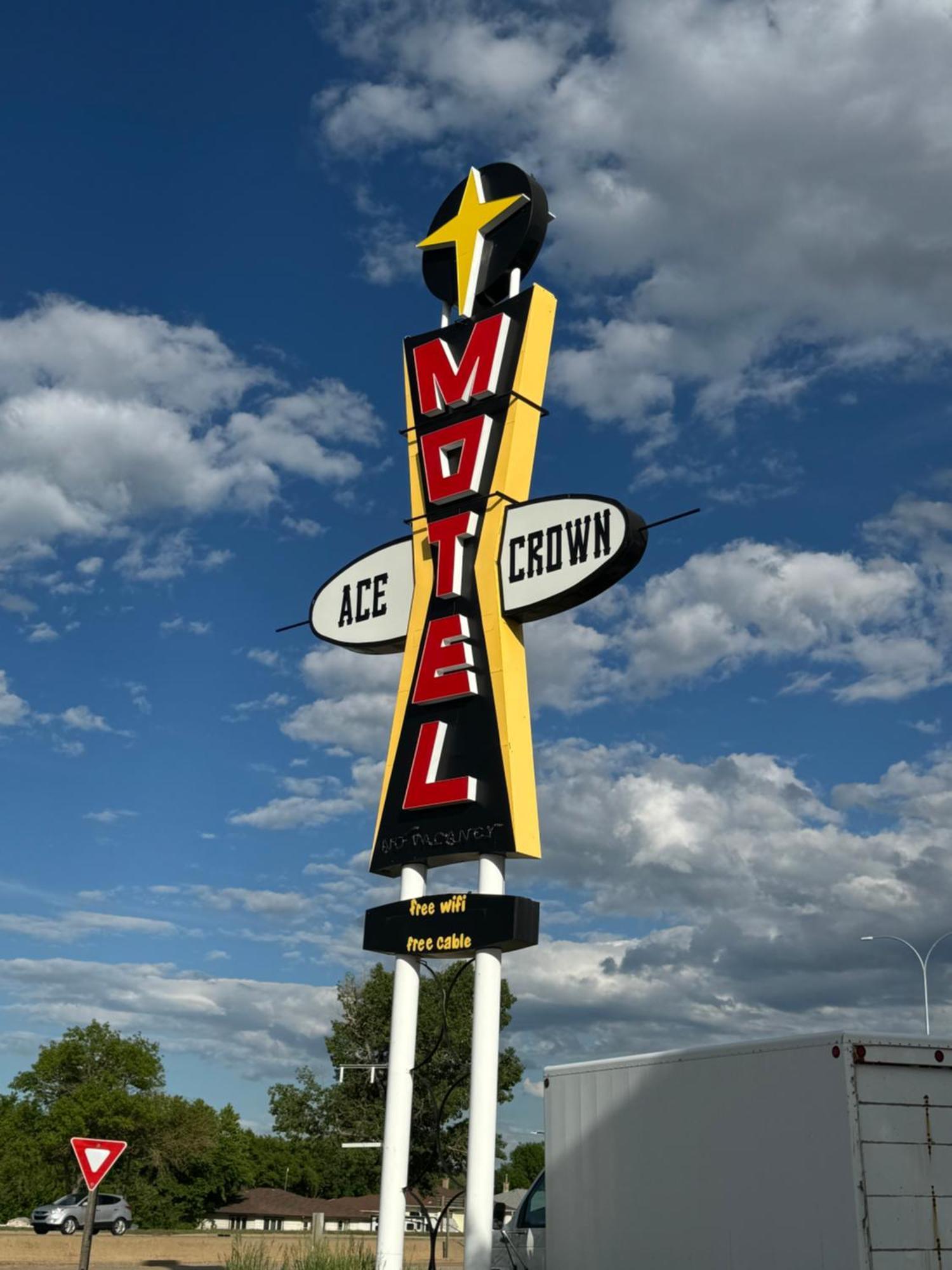 Ace Crown Motel Medicine Hat Exterior photo