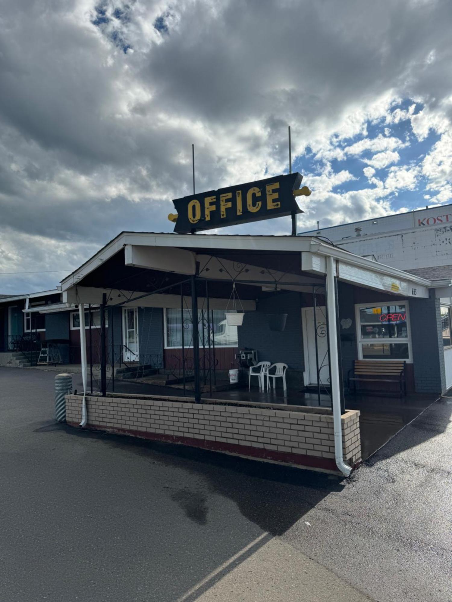 Ace Crown Motel Medicine Hat Exterior photo