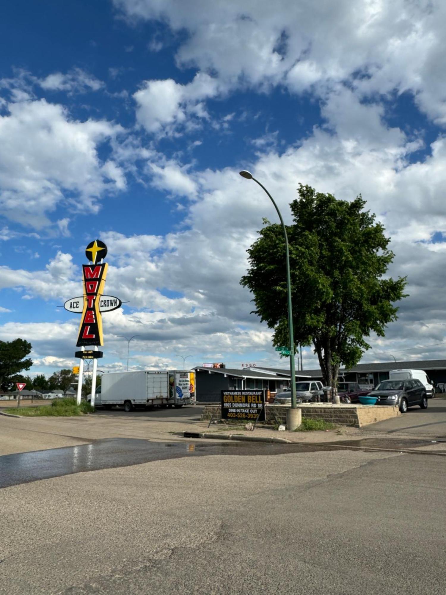 Ace Crown Motel Medicine Hat Exterior photo