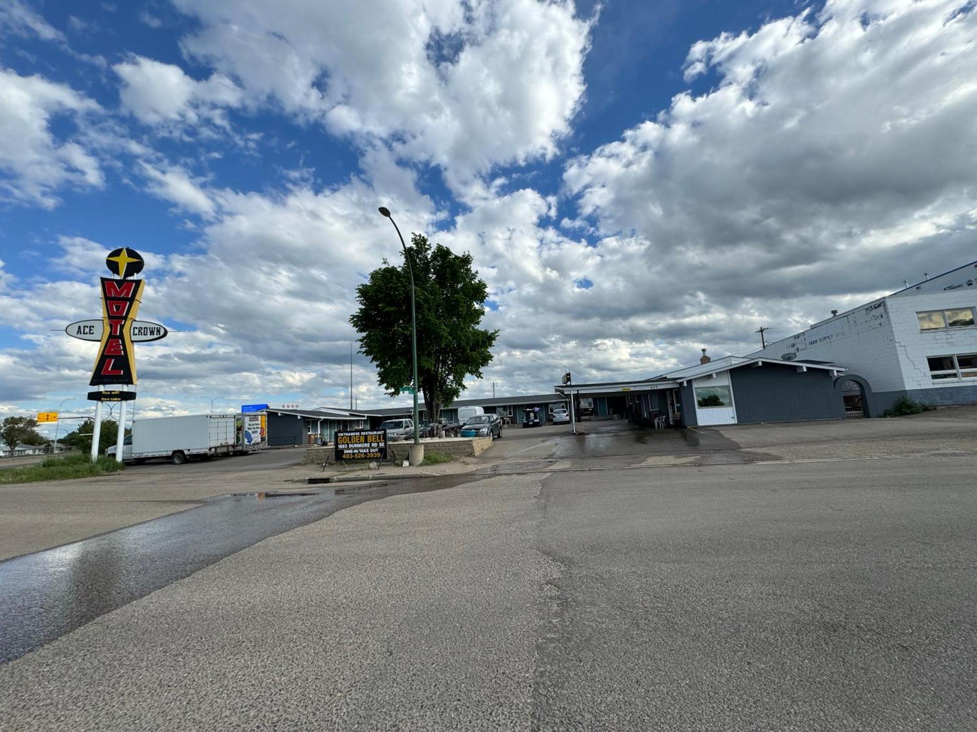 Ace Crown Motel Medicine Hat Exterior photo