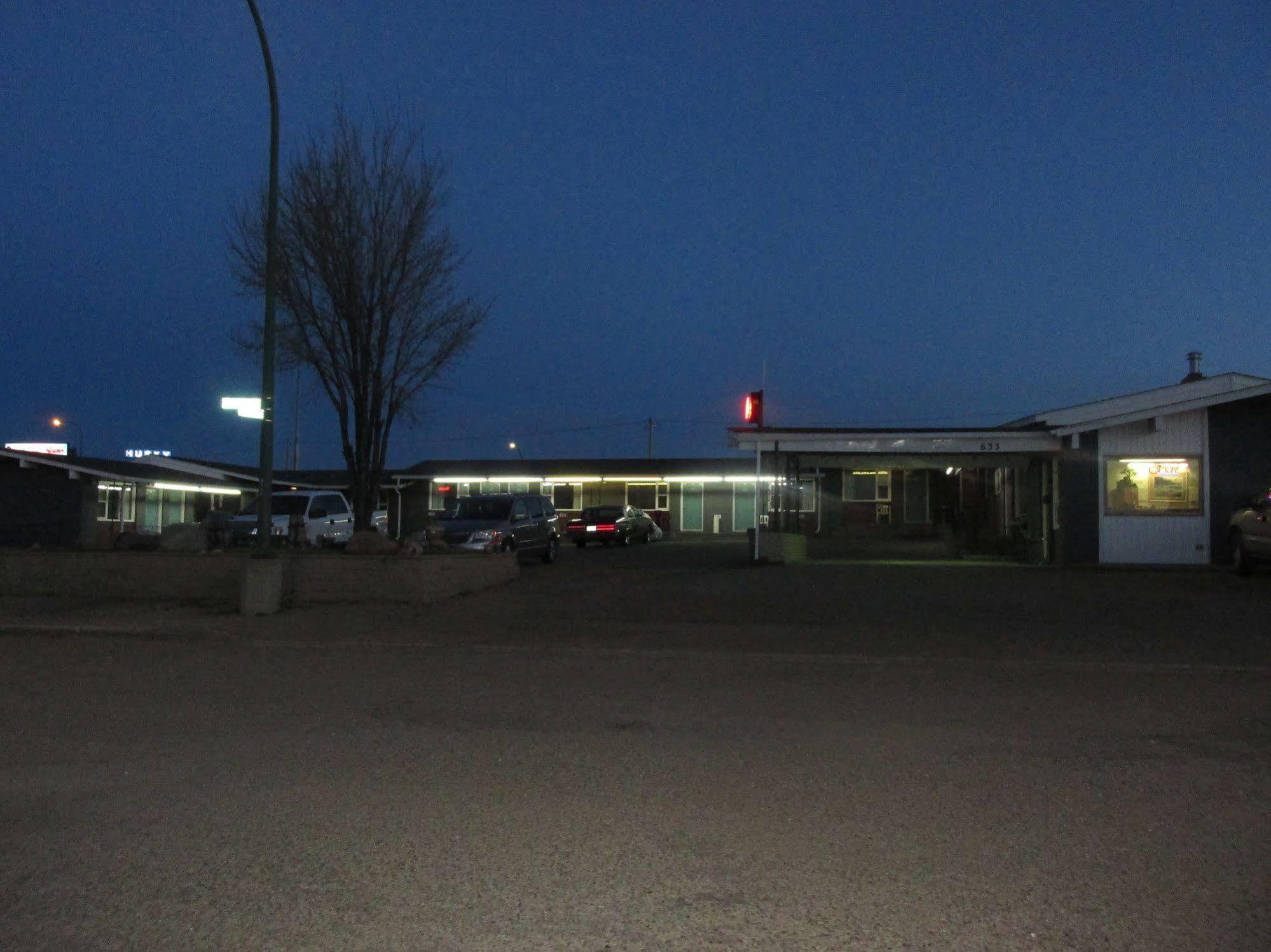 Ace Crown Motel Medicine Hat Exterior photo