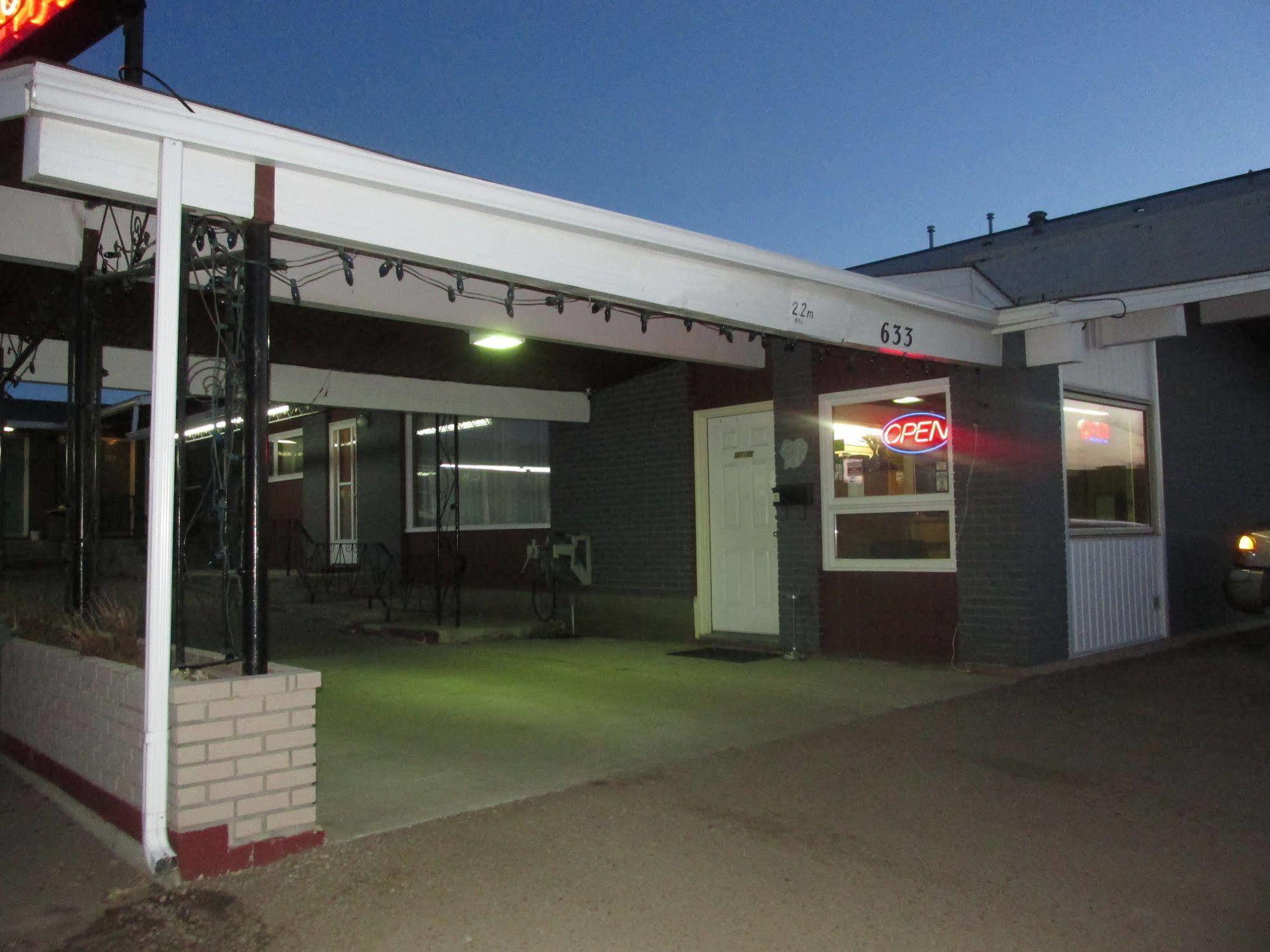 Ace Crown Motel Medicine Hat Exterior photo