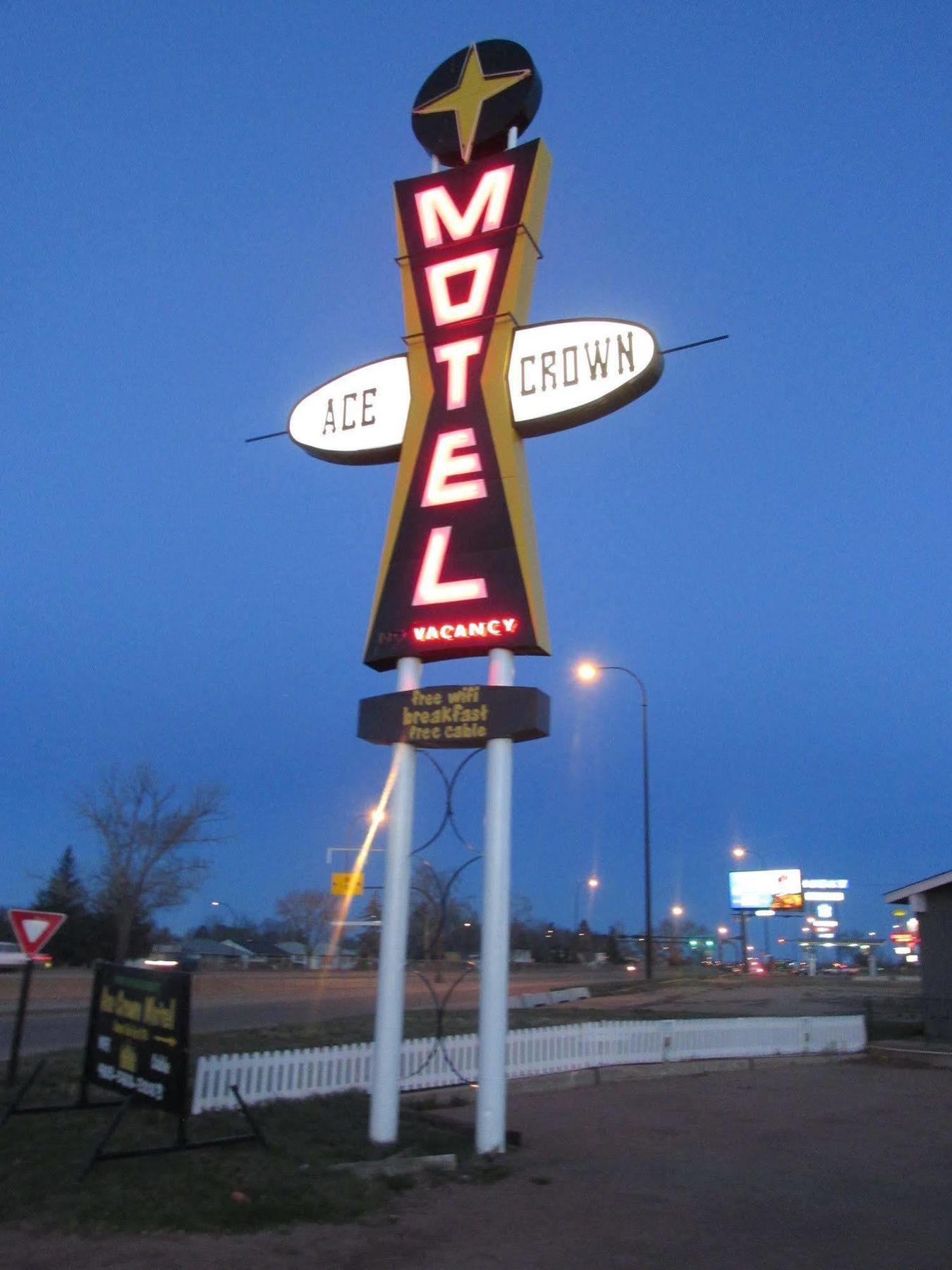 Ace Crown Motel Medicine Hat Exterior photo