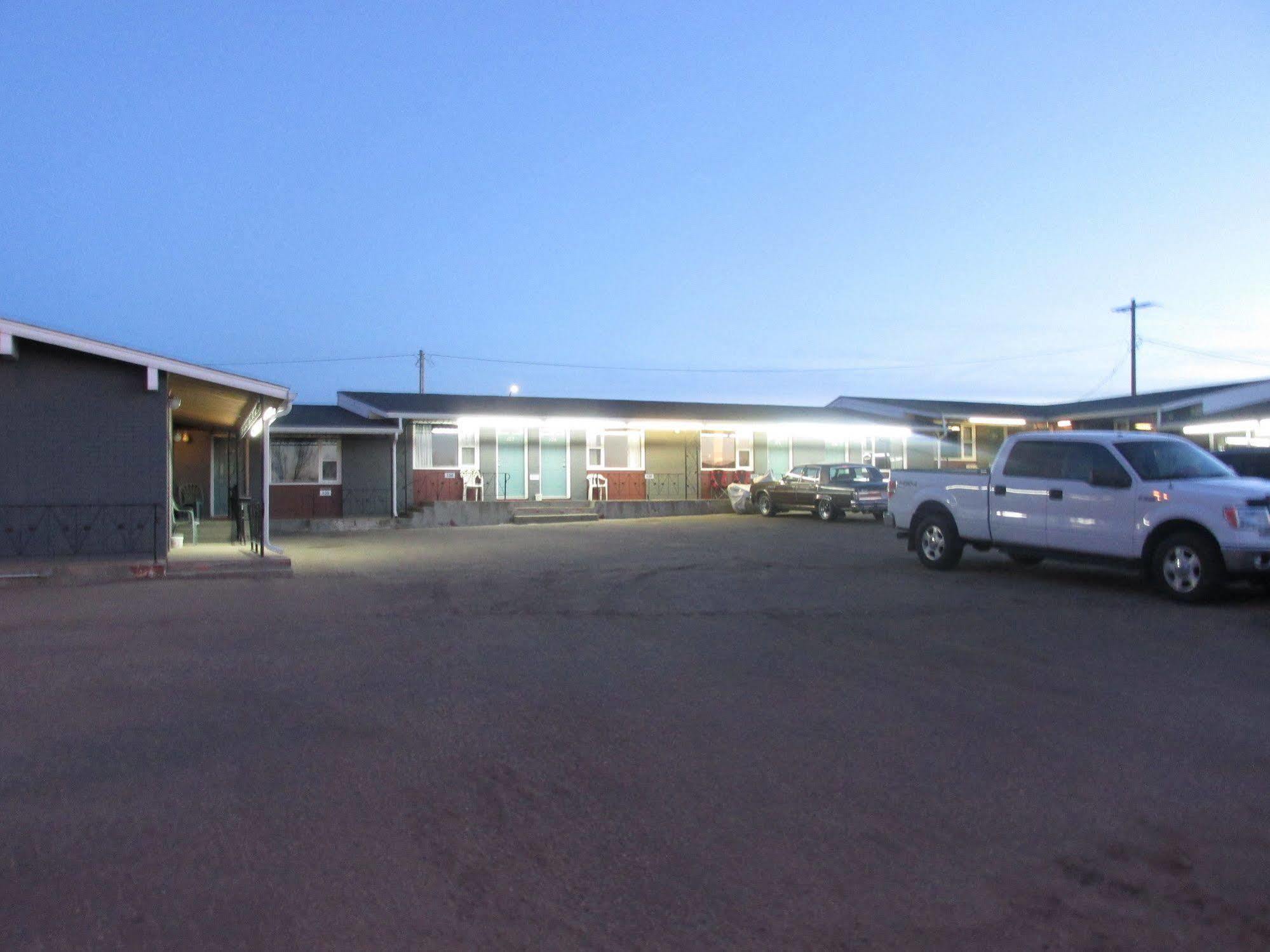 Ace Crown Motel Medicine Hat Exterior photo